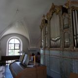 ... natürlich die Orgel selbst, die 1988 von der Fa. Weise aus Plattling erbaut wurde (Quelle: https://www.bayerischer-wald.de/attraktion/pfarrkirche-sankt-martin-in-neukirchen-7812c24f8e).