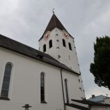 Die Pfarrkirche St. Nikolaus in Hunderdorf.