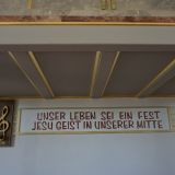 Unter den Orgelpfeifen ist zu lesen: "Unser Leben sei ein Fest - Jesu Geist in unserer Mitte".
