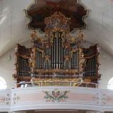 Die Orgel wurde 1982 von der Passauer Orgelbaufirma Eisenbarth geschaffen (Quelle: https://www.dreifaltigkeit-raenkam.de/de/orgeldisposition).