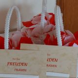 Die liebevoll vorbereiteten Taschentücher "Für die Freudentränen" liegen schon bereit für die bevorstehende Trauung und sie fanden auch Verwendung ;-)