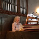 Was für eine Freude! Endlich nach 2 langen Jahren ist es soweit: Bettina Thurner, begleitet von Judith Wagner an der Orgel, eröffnet den Schausteller-Gottesdienst mit dem wunderbar passenden Lied "Morgenlicht leuchtet" nach der Melodie von "Morning has broken".