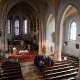 Pfarrer Pater Darek spendet den Schlusssegen in der Wallfahrtskirche Mariä Himmelfahrt auf dem Bogenberg und anschließend singt Bettina, begleitet von Stefan Landes an der Orgel, das Lied "Engel" vom Andreas Gabalier.