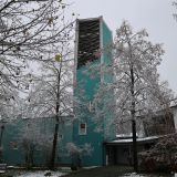 Die von außen türkisfarbene Lutherkirche in Neutraubling wurde 1955/56 von Adolf Abel errichtet (Quelle: https://de.wikipedia.org/wiki/Lutherkirche_(Neutraubling)).