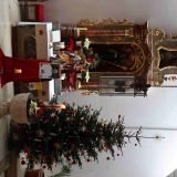 Am rechten Seitenaltar wird neben dem Christbaum dem an Silvester verstorbenen Benedikt XVI. gedenkt.