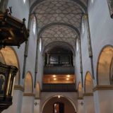Blick nach hinten in Richtung Orgelempore in der Aiterhofener Pfarrkirche St. Margareta.