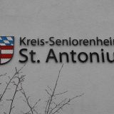 Das Wappen Mengkofens befindet sich beim Kreis-Seniorenheim St. Antonius.