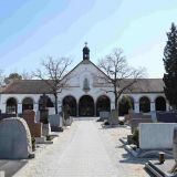 Blick zur Straubinger Aussegnungshalle am Friedhof St. Michael.