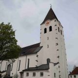 Die Hunderdorfer Pfarrkirche St. Nikolaus.