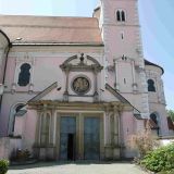 Bei der Oberalteicher Pfarrkirche St. Peter und Paul befindet sich über dem Eingang ein ...