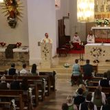 Pfarrer Pater Martin Müller begrüßt das Brautpaar und ...