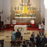 Während Pfarrer Pater Martin Müller die Hochzeitskerze entzündet, singt Bettina Claudia Korecks Lied „Wenn i di net hätt“, begleitet von Sebastian Obermeier am E-Piano.