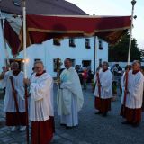 Vier Ministranten tragen den "Himmel" und begleiten Pater Martin Müller zurück in die Wallfahrtskirche Mariä Himmelfahrt. Schee wars!