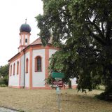 Die Wallfahrtskirche St. Johann ist etwas außerhalb von Falkenfels am Waldrand zu finden. 