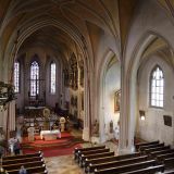 Blick nach vorne in Richtung Altar in der Bogenberger Wallfahrtskirche Mariä Himmelfahrt.
