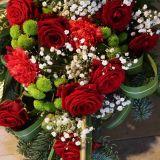 Wunderschöne rote Rosen und Nelken umrahmen die feierliche Verabschiedung.