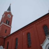 Von Schneeflocken eingerahmt: die Filialkirche St. Georg in Weichshofen.