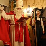 Als kleines Dankeschön verteilte Bischof St. Nikolaus an "seine" Landfrauen einen ...