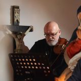 Am Schluss singen alle "Segne du, Maria", begleitet von Martin Thom an der Geige.