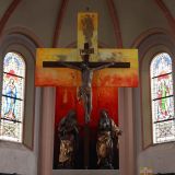 Was für eine wundervolle Idee! Der Ittlinger Malkreis malte extra für das Osterfest auf Leinwände einen neuen Hintergrund für das Kreuz.