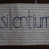 "Silentium" ist zu lesen beim Eingang zur ...
