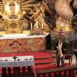 ... Martha und Lutz Schauerhammer sprechen abwechselnd passende Texte zum Thema "Weltversöhnung" vor. Dazwischen singt Bettina, begleitet von Judith Wagner an der Orgel, ebenfalls passende Lieder.