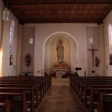 Blick nach vorne in Richtung Hochaltar in der Hunderdorfer Pfarrkirche St. Nikolaus.
