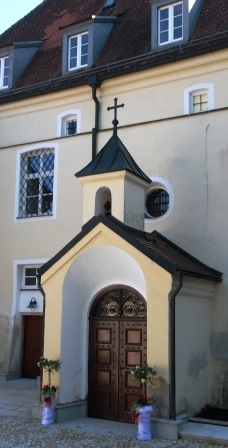Eingang zur Schlosskapelle "St. Georg".