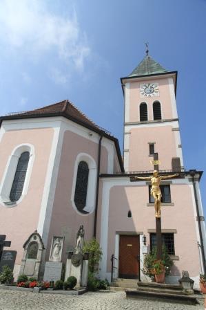 Vermutlich um 1400 entstand die Pfarrkirche "St. Vitus" in Kirchroth.