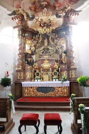 Das Gnadenbild am Altar - eine barocke Holzfigur - stammt vermutlich aus dem Vorgängerbau (Fachwerkkapelle) aus dem Jahr 1680.