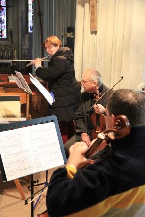 von links: Theresa Schmidbauer (Querflöte), Martin Thom (Geige), Sebastian Herpich (Cello)