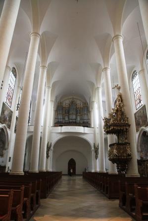 Sicht von "unten nach oben" in der Basilika St. Jakob, Straubing