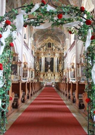 Klosterkirche "St. Peter und Paul" in Oberalteich: Der barocke Hochaltar stammt aus dem Jahr 1693.